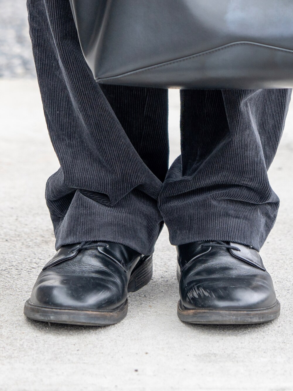 ブラック系のニット/セーター、グレー系のパンツ、ブラック系のトートバッグを着用したメンズの冬コーディネートの3枚目の写真