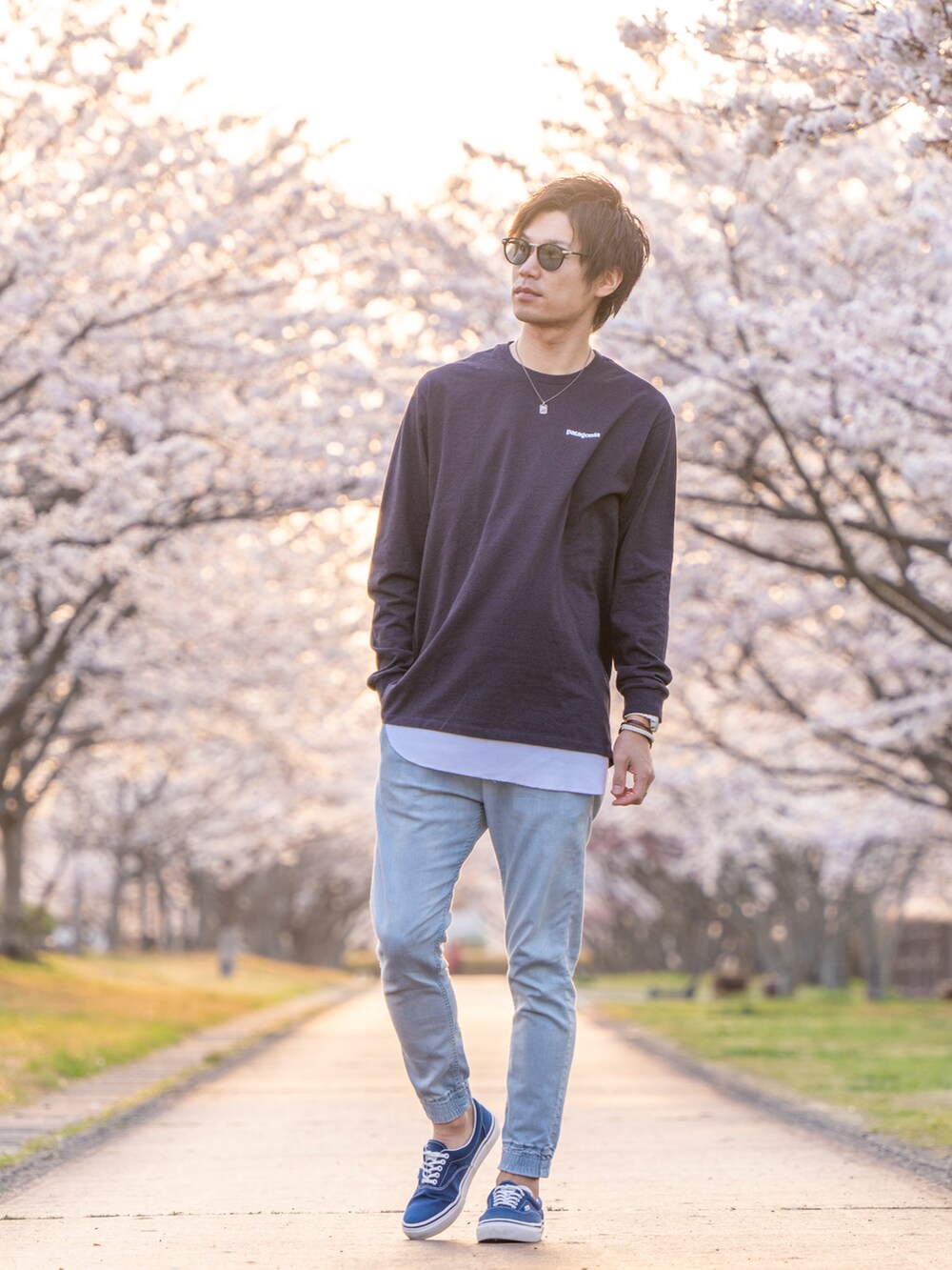 ブルー系のTシャツ/カットソー、ホワイト系のタンクトップ、ブルー系のその他パンツを着用したメンズの春コーディネートの3枚目の写真