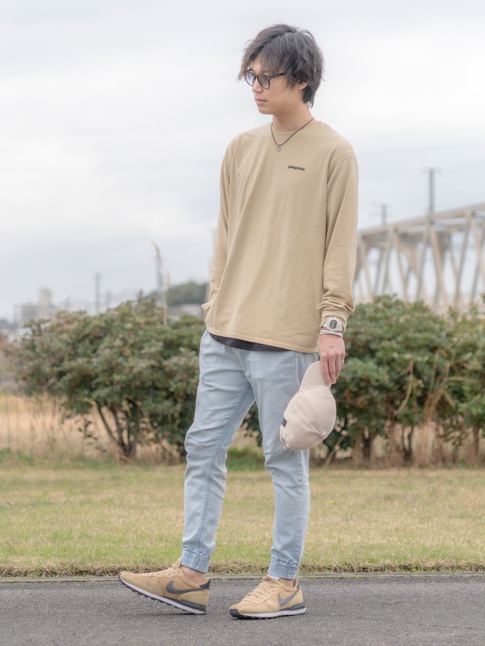 その他のTシャツ/カットソー、ブラック系のタンクトップ、ブルー系のその他パンツを着用したメンズの春コーディネートの2枚目の写真