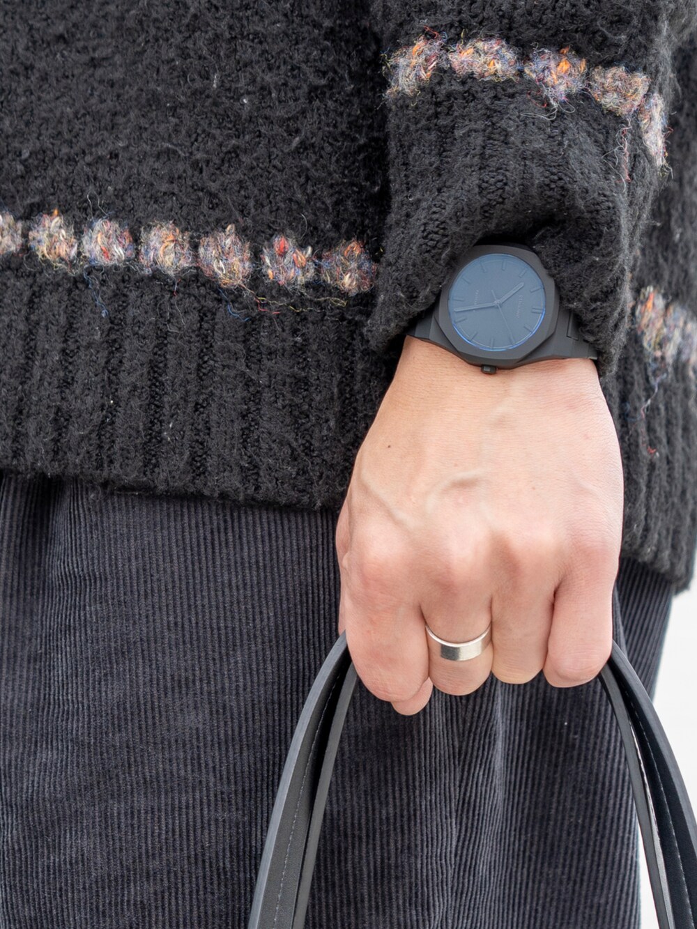 ブラック系のニット/セーター、グレー系のパンツ、ブラック系のトートバッグを着用したメンズの冬コーディネートの2枚目の写真