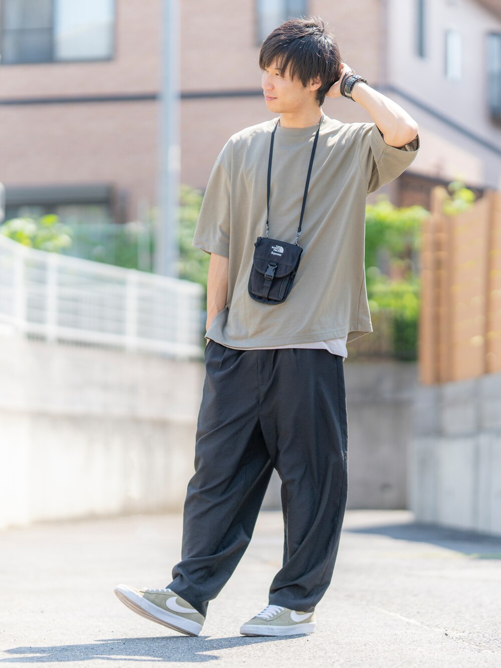 グリーン系のTシャツ/カットソー、ブラック系のショルダーバッグ、ブラック系のその他パンツを着用したメンズの夏コーディネートの2枚目の写真