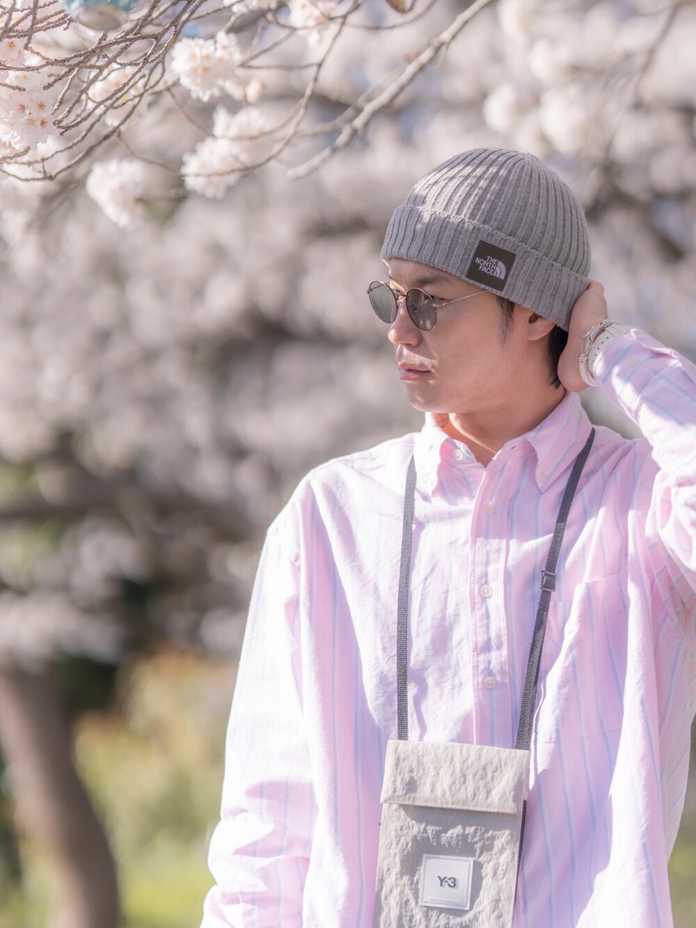 ピンク系のシャツ/ブラウス、ブルー系のその他パンツ、ブルー系のスニーカーを着用したメンズの春コーディネートの2枚目の写真