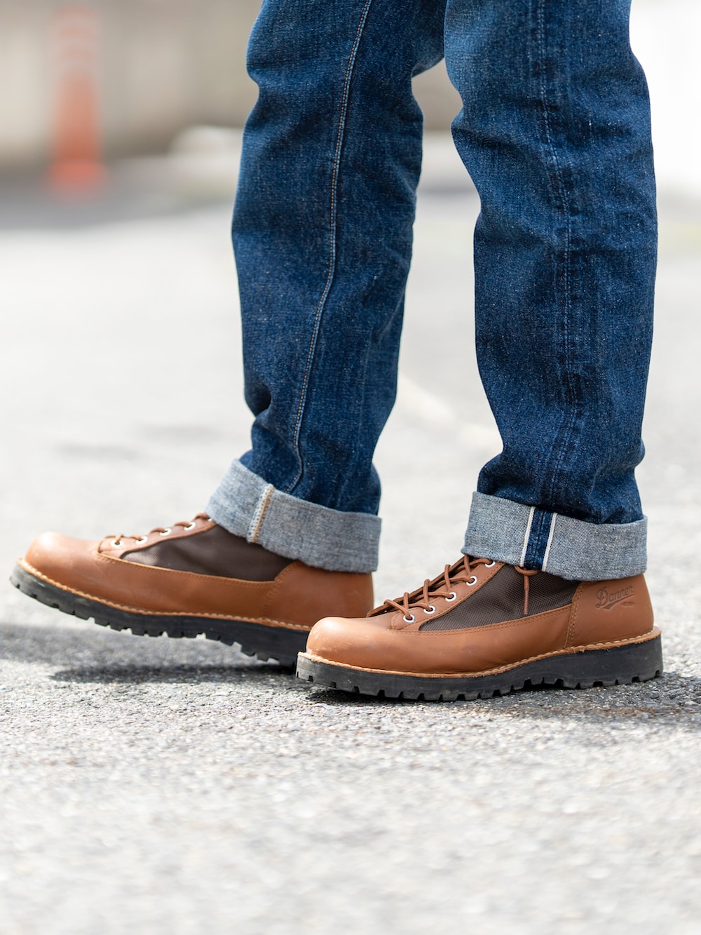 ブラック系のTシャツ/カットソー、ブルー系のデニムパンツ、ブラウン系のブーツを着用したメンズの秋コーディネートの3枚目の写真