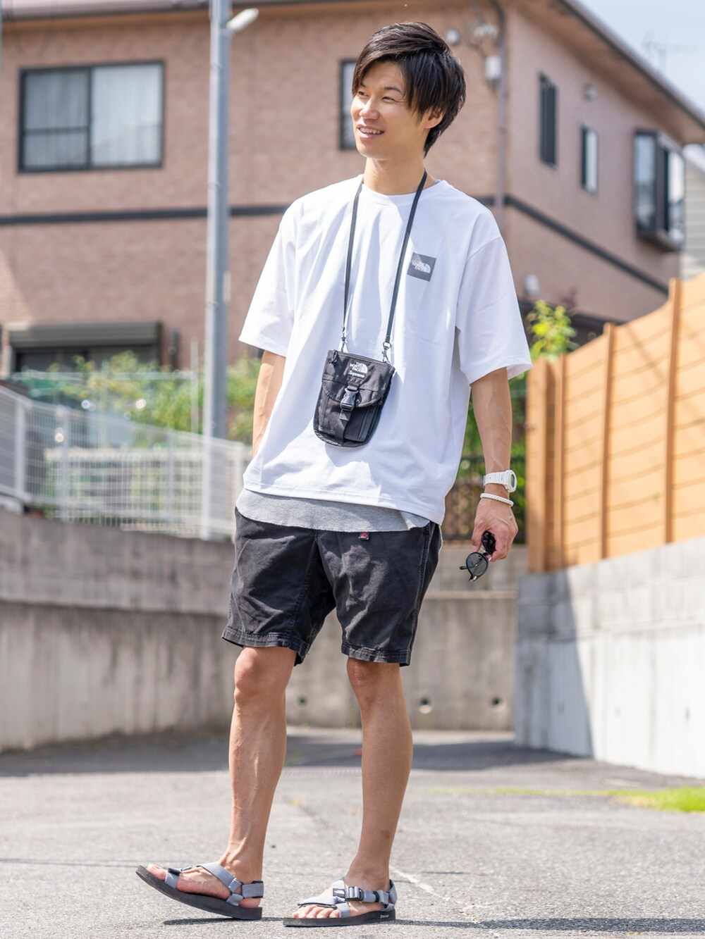 ホワイト系のTシャツ/カットソー、グレー系のタンクトップ、ブラック系のその他パンツを着用したメンズの夏コーディネートの2枚目の写真