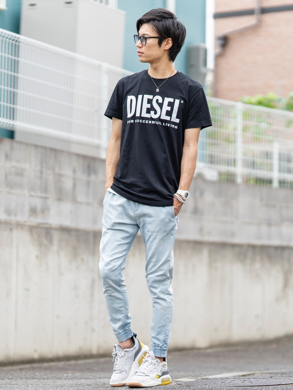ブラック系のTシャツ/カットソー、グレー系のタンクトップ、ブルー系のその他パンツを着用したメンズの夏コーディネートの2枚目の写真