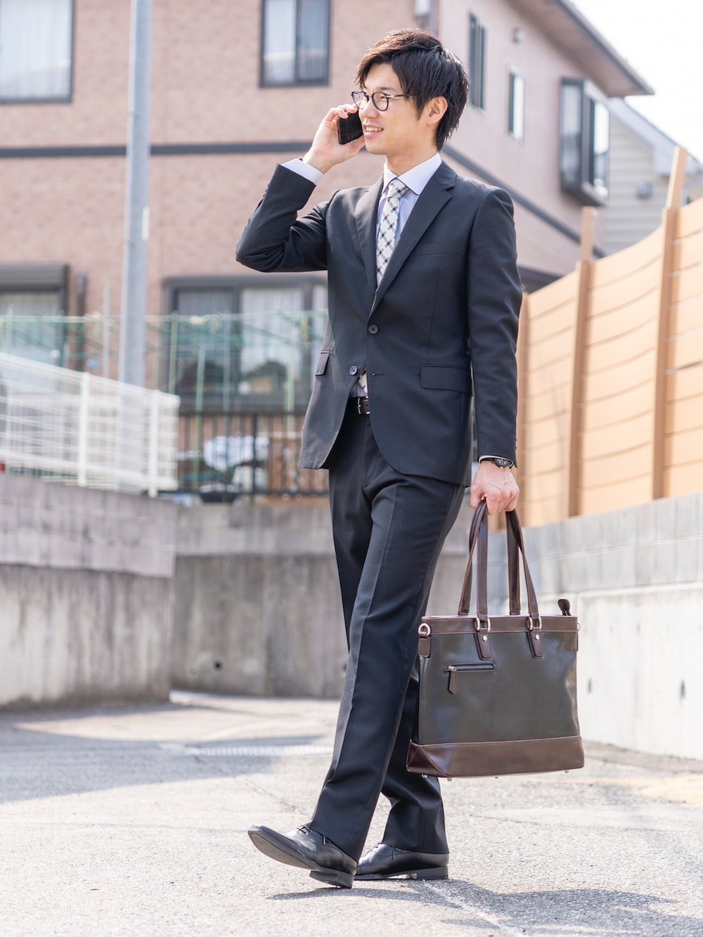 「フォーマル、春服みてみて、シンプルスタイル、春、シャツスタイル、タックイン、キレイめ、スーツスタイル、スーツ、めがね、メガネ男子、メンズコーデ、トートバッグ、ビジネススタイル、セットアップ」｜「Perfect Suit FActoryのスーツ　コレクション2P　シャドーストライプ　ブラック　春夏（スーツジャケット、ブラック系）」を使った、Ryu--taさん（メンズ・183cm）の春コーディネートの2枚目の写真