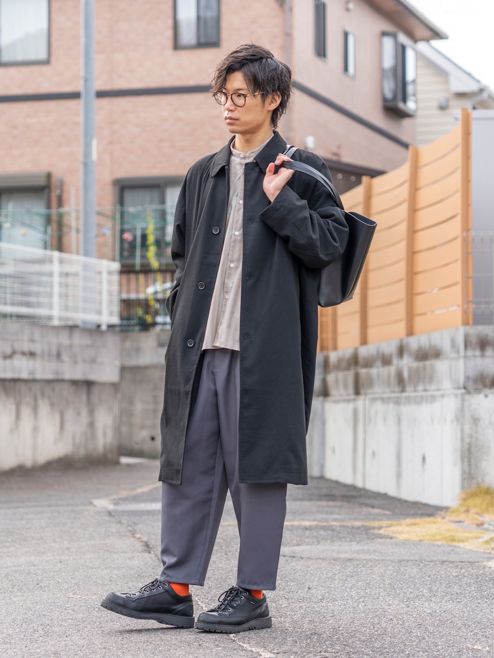 ブラック系のステンカラーコート、その他のシャツ/ブラウス、ブラック系のトートバッグを着用したメンズの冬コーディネートの3枚目の写真