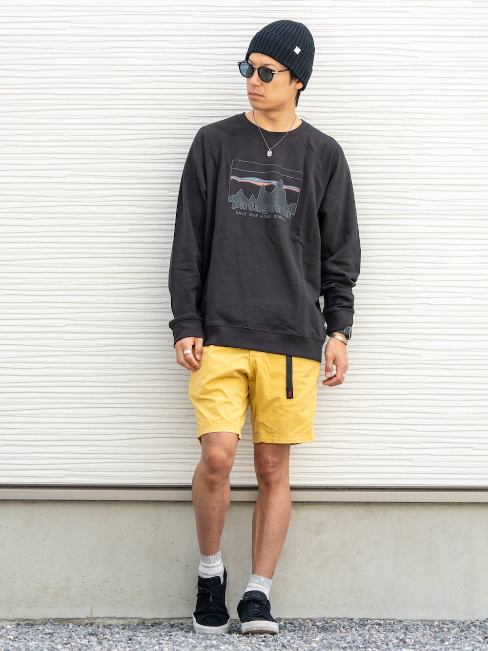 ブラック系のスウェット、イエロー系のその他パンツ、ブラック系のスニーカーを着用したメンズの秋コーディネートの3枚目の写真