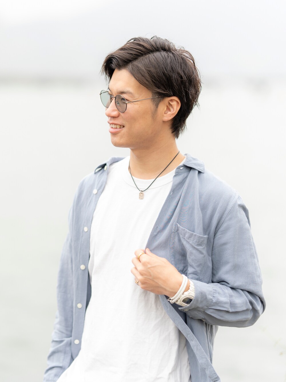 ブルー系のシャツ/ブラウス、ホワイト系のTシャツ/カットソー、ブルー系のその他パンツを着用したメンズの春コーディネートの3枚目の写真