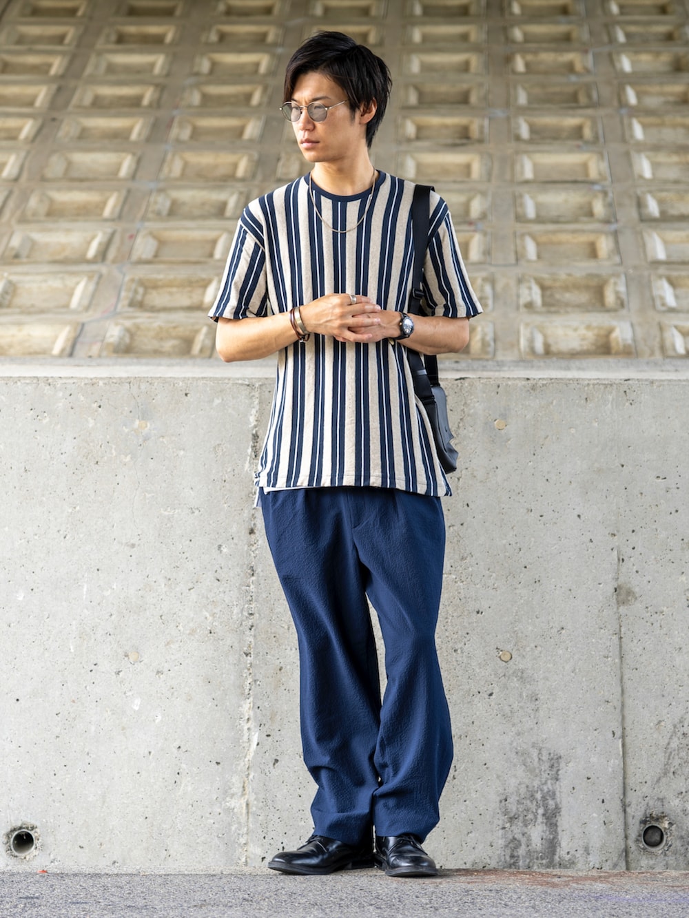 その他のTシャツ/カットソー、ブルー系のその他パンツ、ブラック系のシューズを着用したメンズの秋コーディネートの2枚目の写真