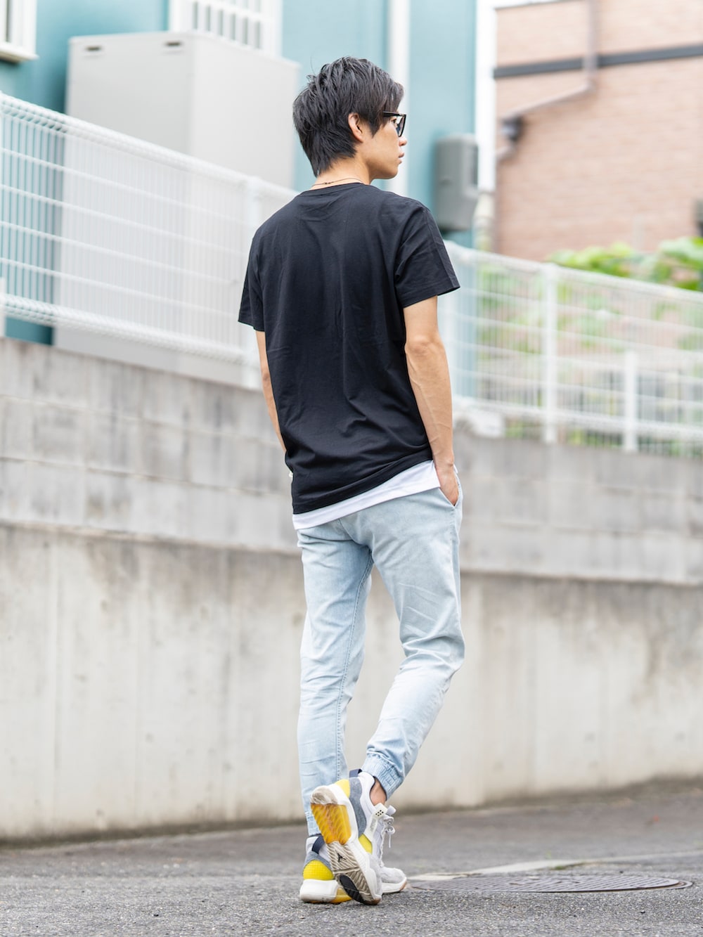 ブラック系のTシャツ/カットソー、グレー系のタンクトップ、ブルー系のその他パンツを着用したメンズの夏コーディネートの3枚目の写真
