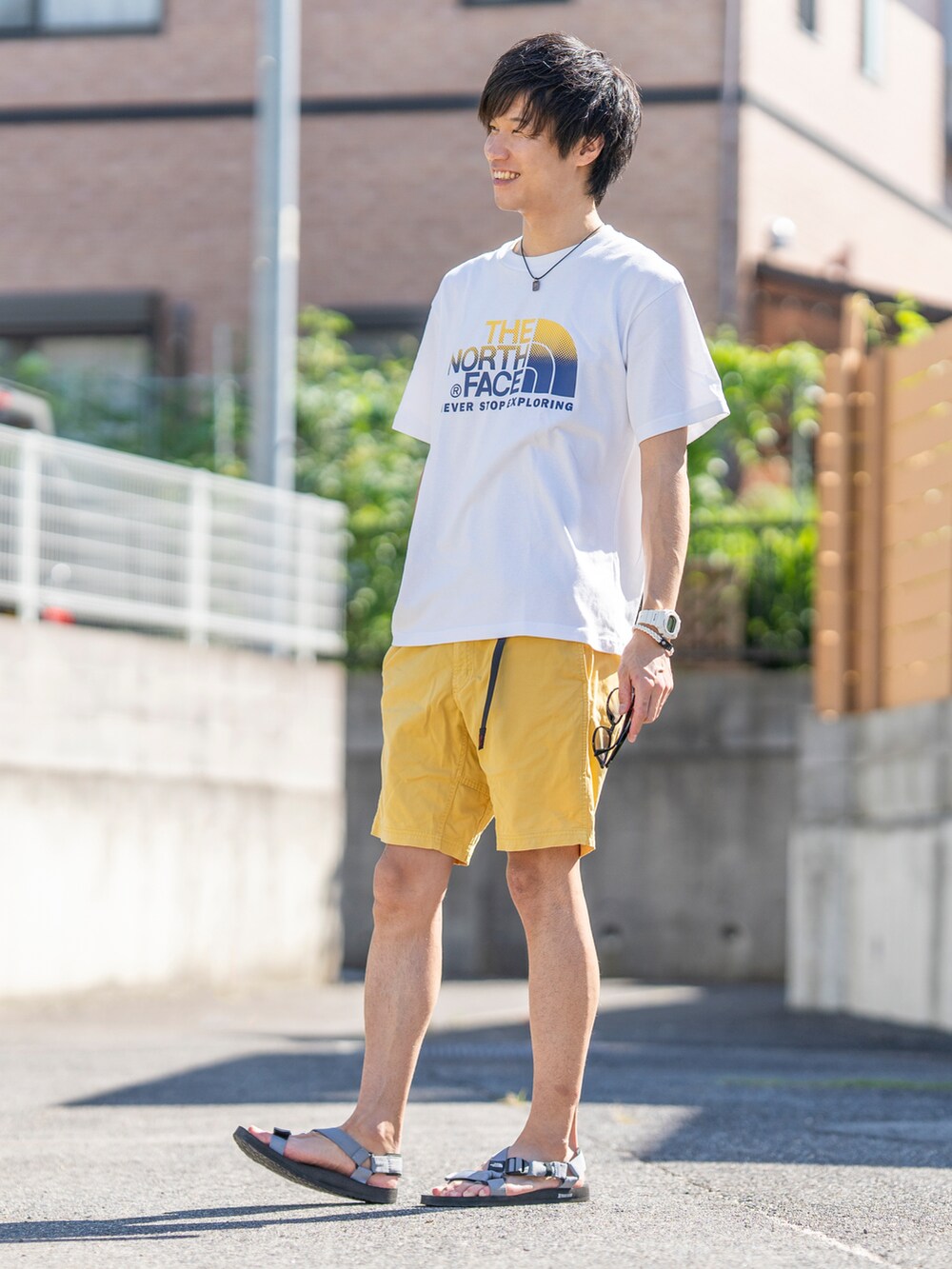 ホワイト系のTシャツ/カットソー、イエロー系のその他パンツ、グレー系のサンダルを着用したメンズの夏コーディネートの2枚目の写真