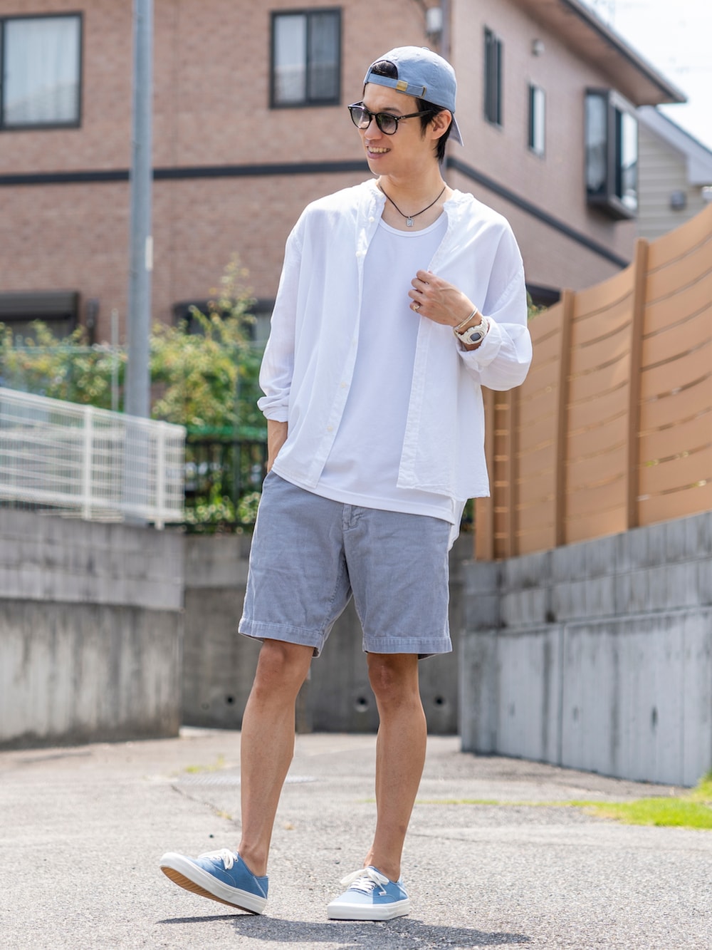 ホワイト系のシャツ/ブラウス、グレー系のタンクトップ、ブルー系のその他パンツを着用したメンズの夏コーディネートの3枚目の写真