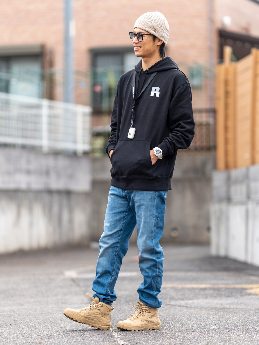 ブラック系のパーカー、ブルー系のデニムパンツ、ベージュ系のブーツを着用したメンズの冬コーディネートの2枚目の写真