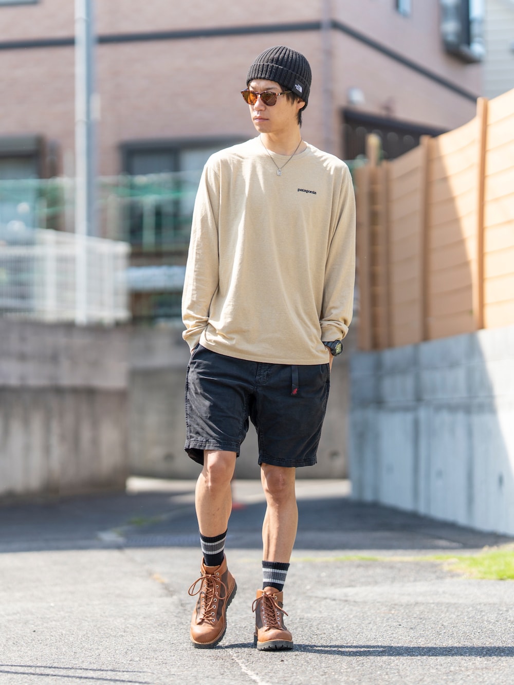 その他のTシャツ/カットソー、ブラック系のその他パンツ、グリーン系のトートバッグを着用したメンズの秋コーディネートの4枚目の写真