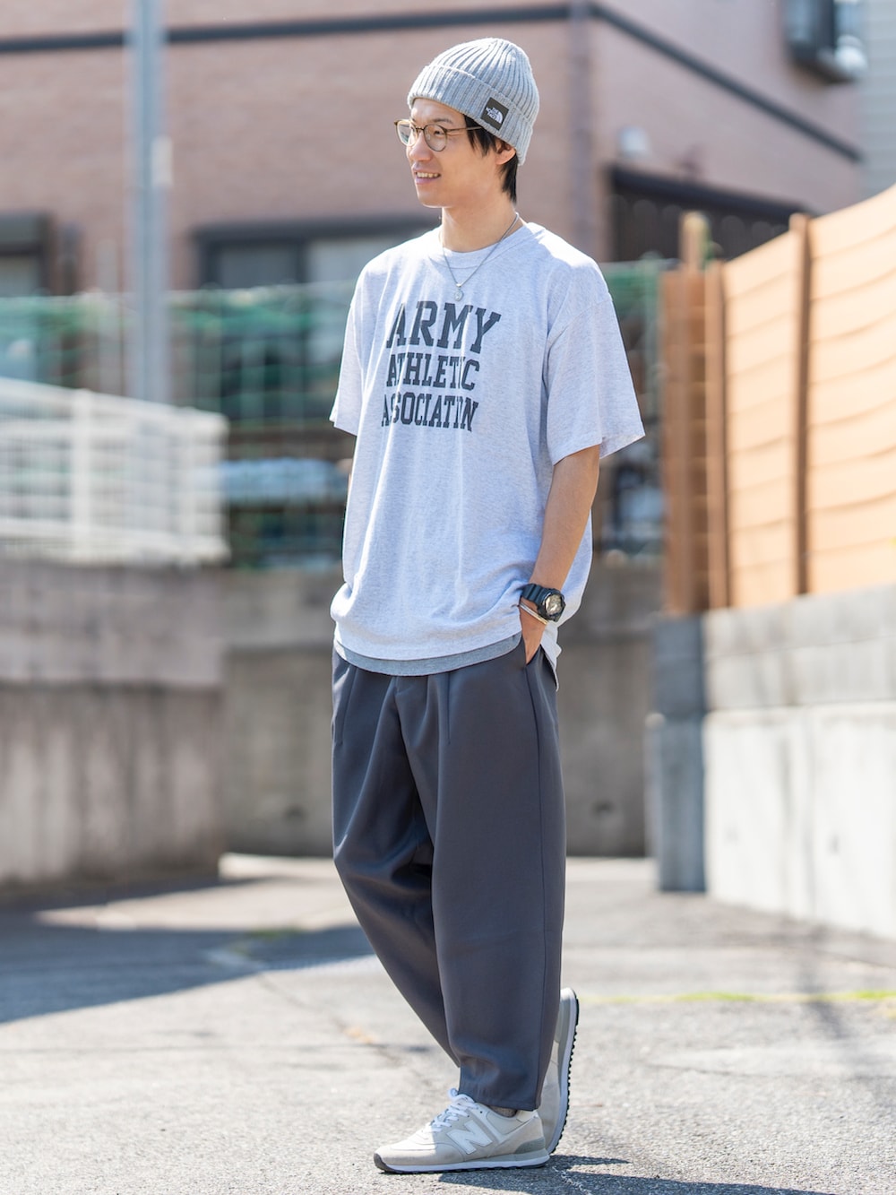 その他のTシャツ/カットソー、グレー系のタンクトップ、グレー系のパンツを着用したメンズの秋コーディネートの3枚目の写真