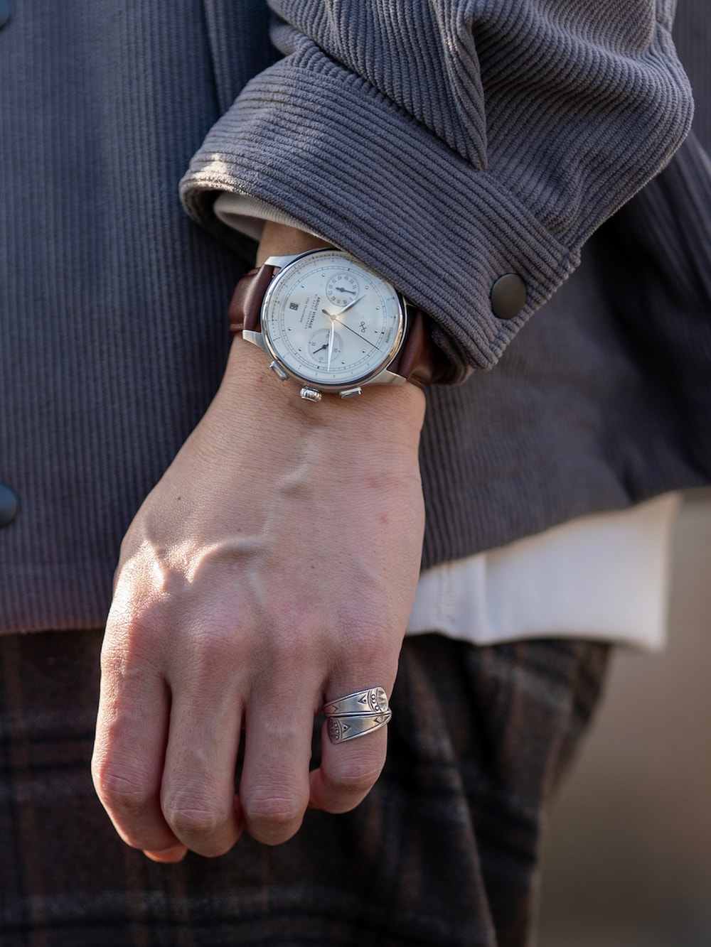 ブラウン系のブルゾン、グレー系のスウェット、ブラウン系のその他パンツを着用したメンズの冬コーディネートの2枚目の写真