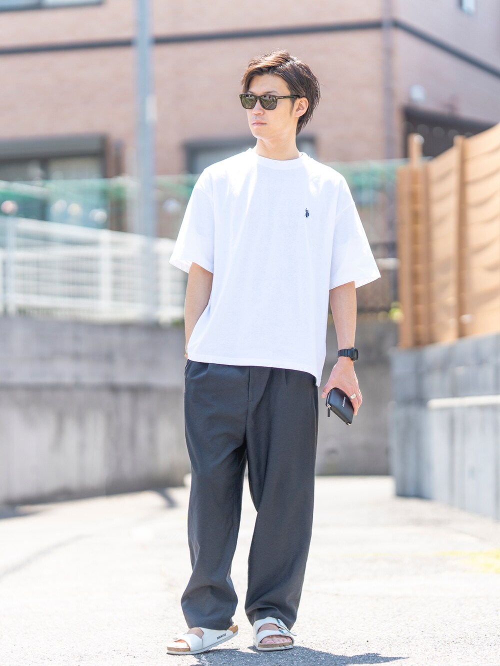 ホワイト系のTシャツ/カットソー、ブラック系のその他パンツ、ホワイト系のサンダルを着用したメンズの春コーディネートの2枚目の写真