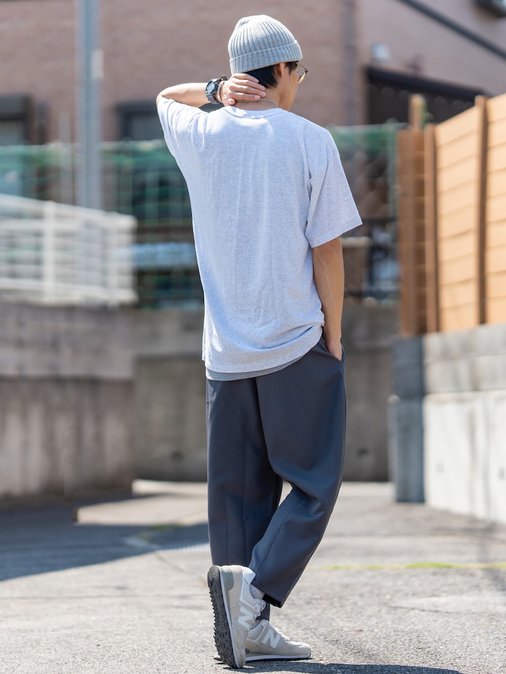 その他のTシャツ/カットソー、グレー系のタンクトップ、グレー系のパンツを着用したメンズの秋コーディネートの4枚目の写真