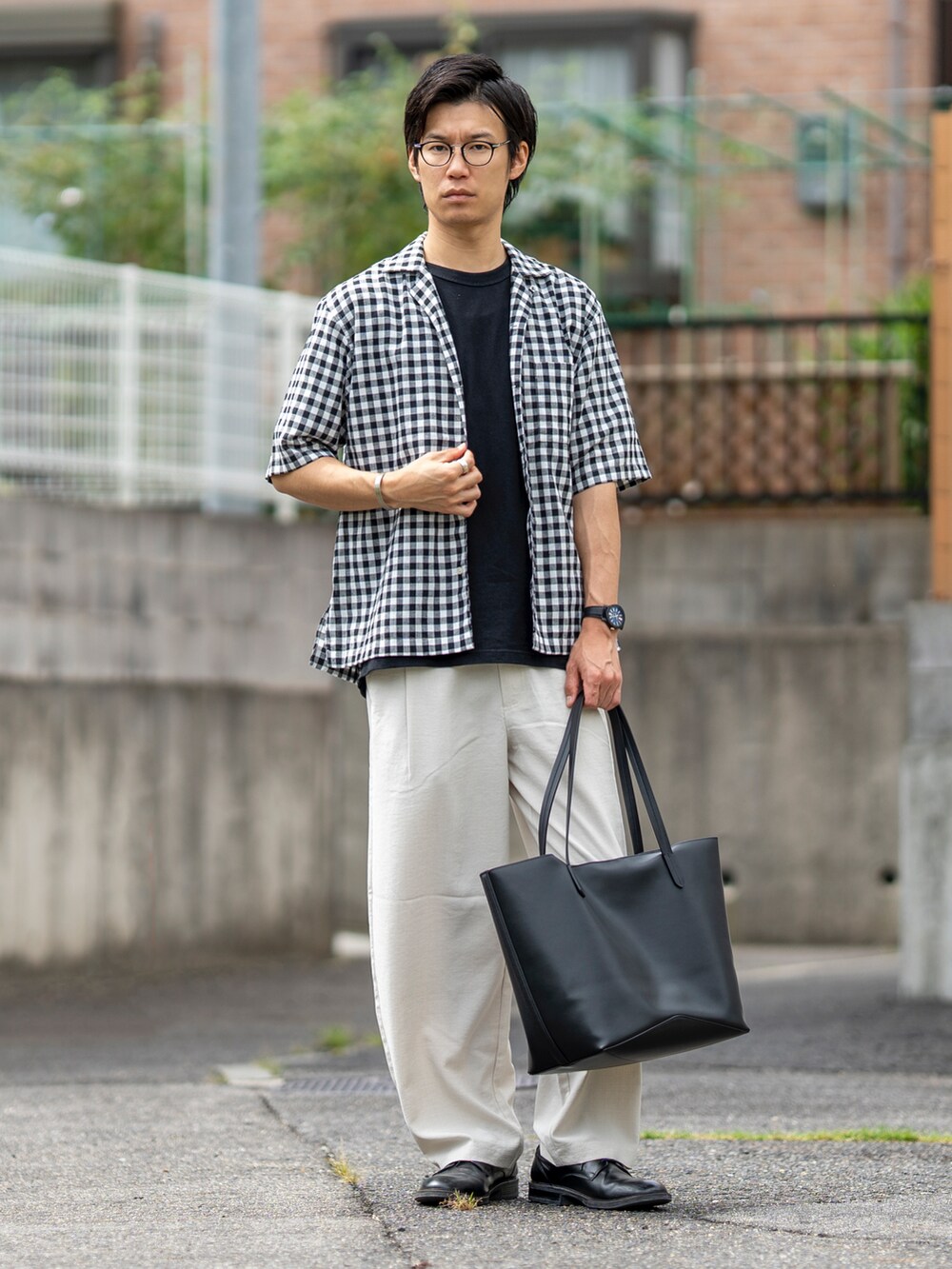 その他のシャツ/ブラウス、ブラック系のトートバッグ、ブラック系のTシャツ/カットソーを着用したメンズの秋コーディネートの3枚目の写真