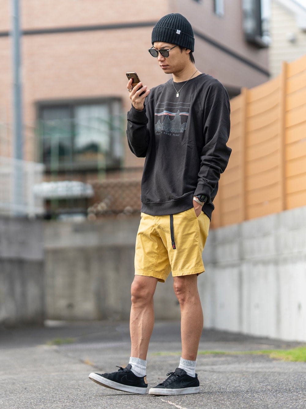 ブラック系のスウェット、イエロー系のその他パンツ、ブラック系のスニーカーを着用したメンズの秋コーディネートの2枚目の写真