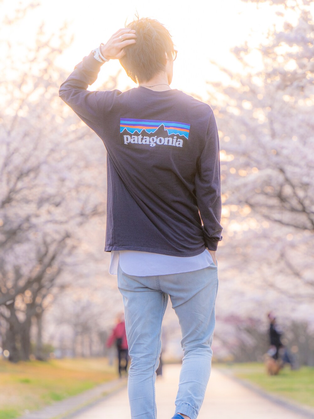 ブルー系のTシャツ/カットソー、ホワイト系のタンクトップ、ブルー系のその他パンツを着用したメンズの春コーディネートの2枚目の写真