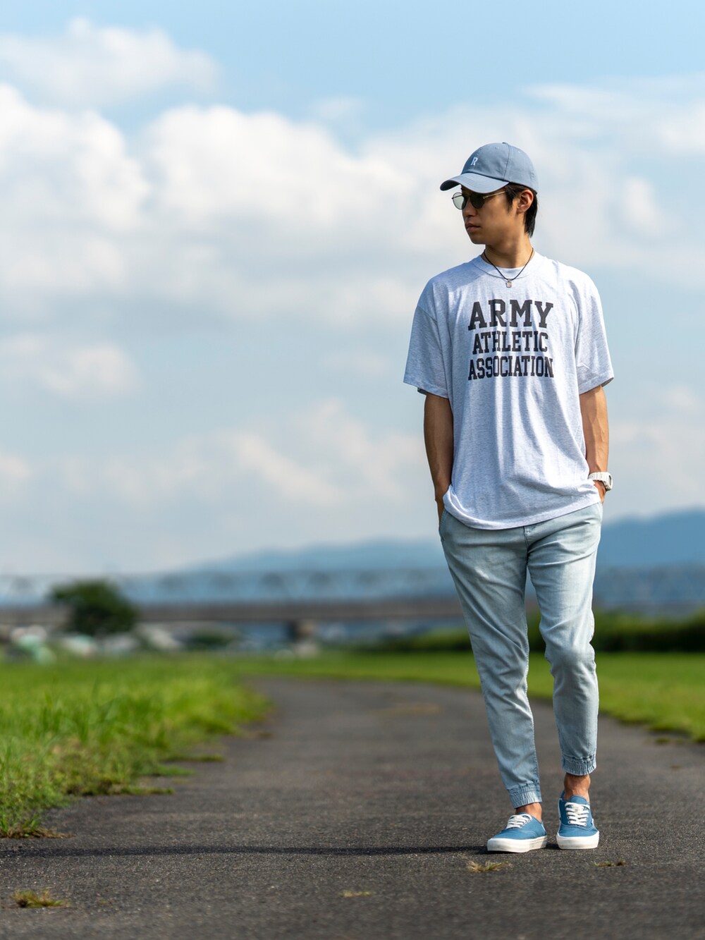 その他のTシャツ/カットソー、ブルー系のその他パンツ、ブルー系のスニーカーを着用したメンズの秋コーディネートの2枚目の写真