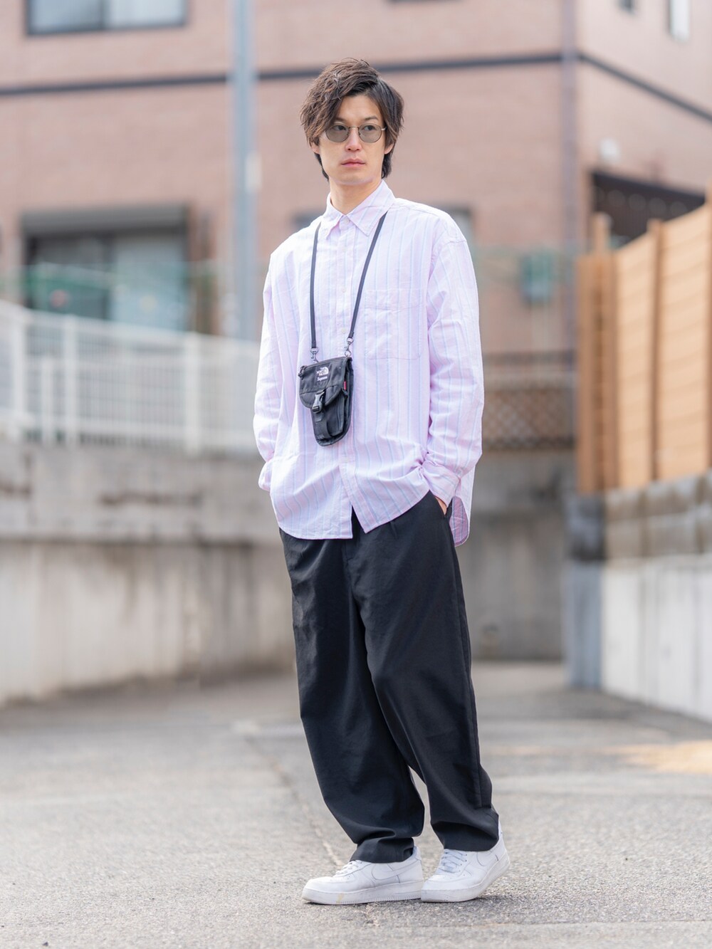 ピンク系のシャツ/ブラウス、ブラック系のその他パンツ、ブラック系のショルダーバッグを着用したメンズの冬コーディネートの2枚目の写真