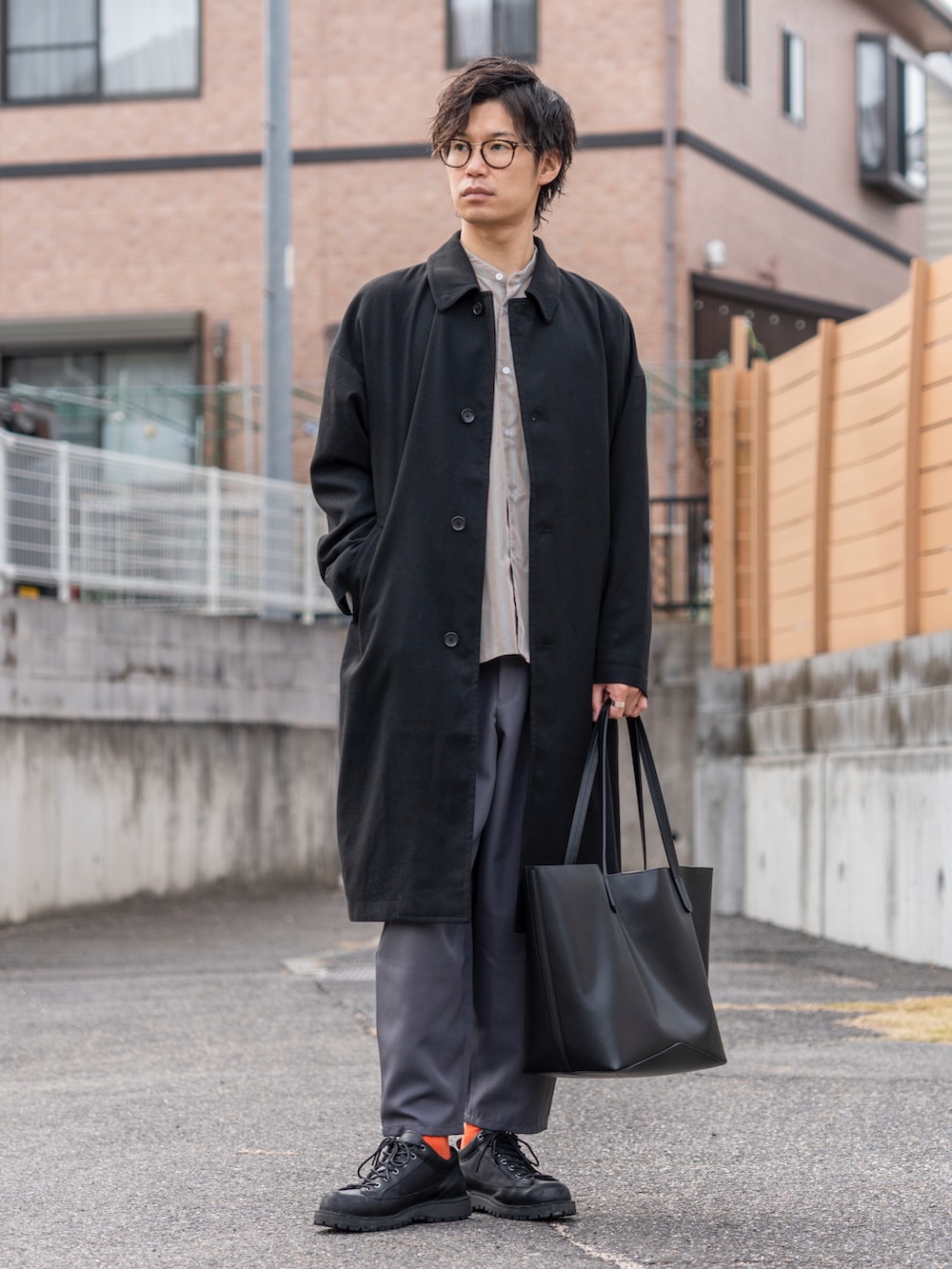 ブラック系のステンカラーコート、その他のシャツ/ブラウス、ブラック系のトートバッグを着用したメンズの冬コーディネートの2枚目の写真