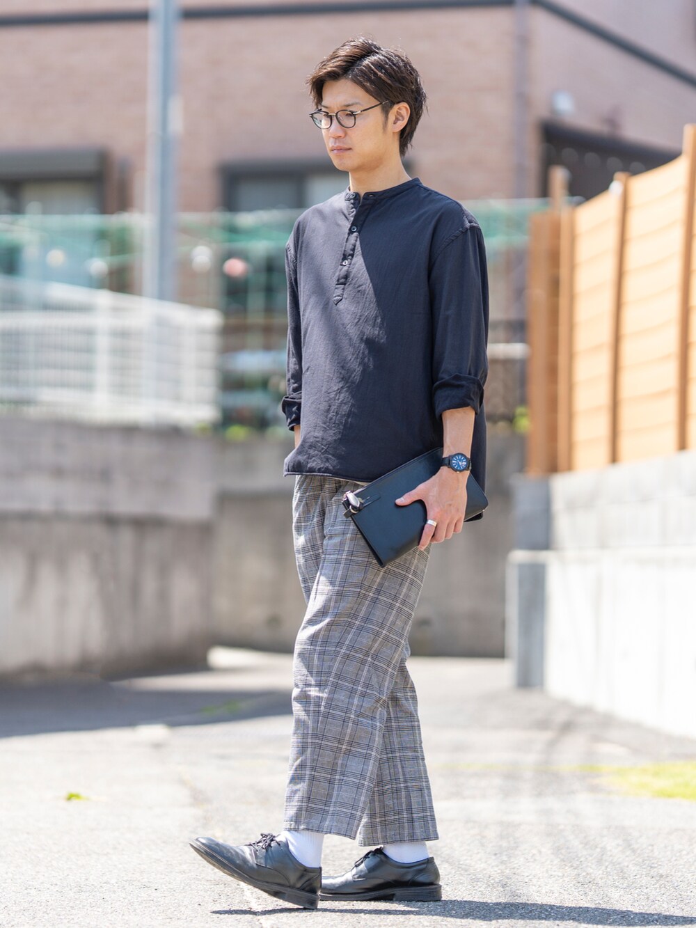 ブラック系のシャツ/ブラウス、その他のパンツ、ブルー系のクラッチバッグを着用したメンズの春コーディネートの2枚目の写真