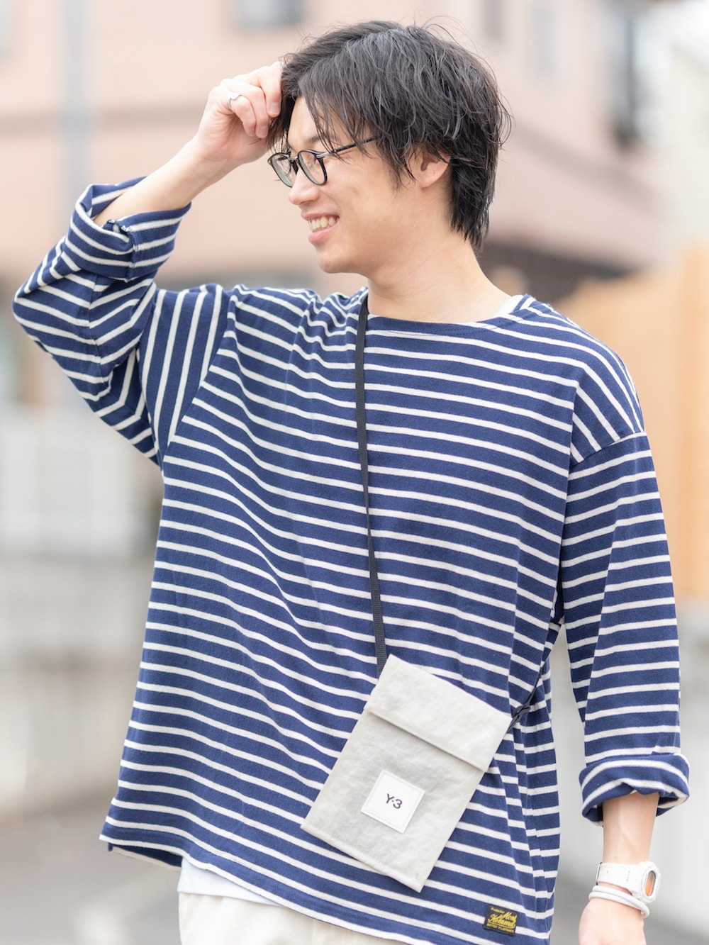 ブルー系のTシャツ/カットソー、ホワイト系のデニムパンツ、ブルー系のスニーカーを着用したメンズの春コーディネートの3枚目の写真