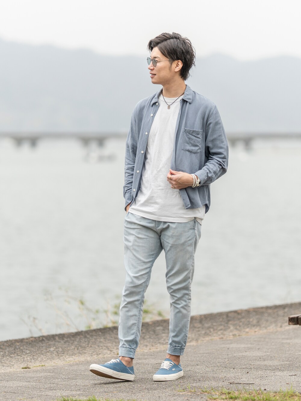 ブルー系のシャツ/ブラウス、ホワイト系のTシャツ/カットソー、ブルー系のその他パンツを着用したメンズの春コーディネートの2枚目の写真