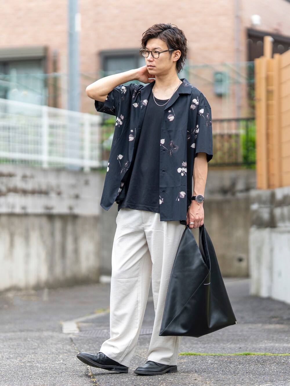 ブラック系のシャツ/ブラウス、ブラック系のタンクトップ、ホワイト系のスラックスを着用したメンズの夏コーディネートの3枚目の写真