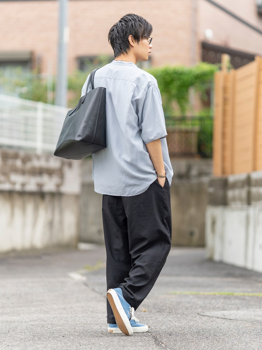 「メガネ男子、シンプルコーデ、カジュアル、キレイめ、オーバーサイズ、きれいめカジュアル、ブルー、オトナカジュアル、トートバッグ、バンドカラーシャツ、シルバーアクセサリー、シャツコーデ、めがね、シンプルスタイル、白Tシャツ」|「BEAUTY&YOUTH UNITED ARROWSのハイブリッド ワシ バンドカラー フォルム シャツ(シャツ/ブラウス、グレー系)」を使った、Ryu--taさん(メンズ・183cm)の夏コーディネートの3枚目の写真