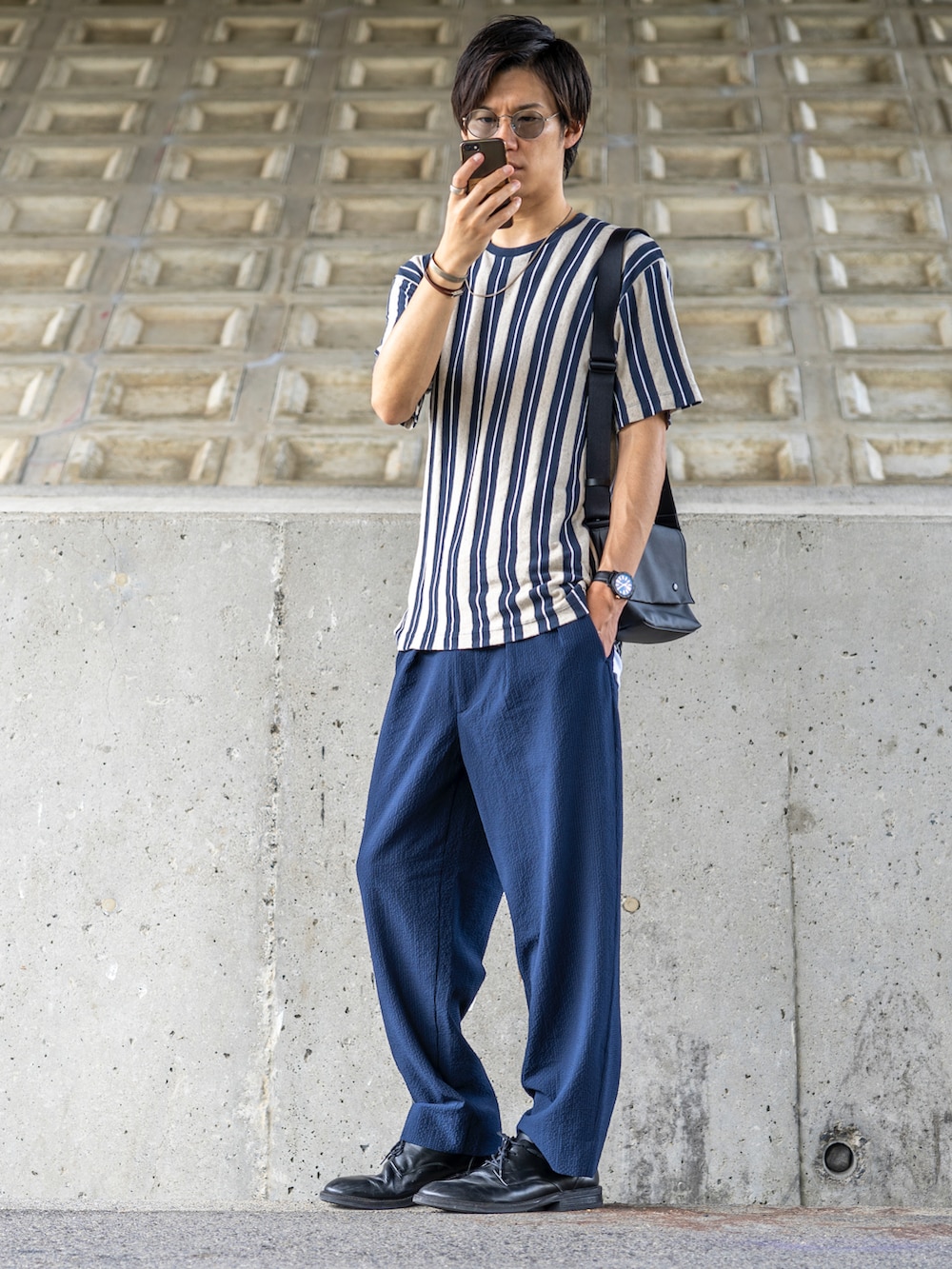 その他のTシャツ/カットソー、ブルー系のその他パンツ、ブラック系のシューズを着用したメンズの秋コーディネートの3枚目の写真