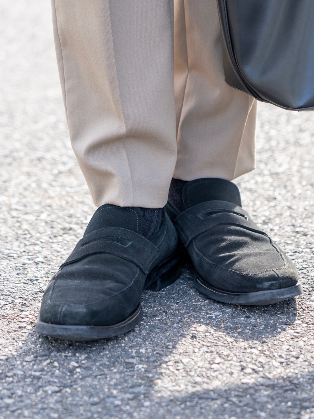 ベージュ系のテーラードジャケット、ブラック系のニット/セーター、ベージュ系のスラックスを着用したメンズの冬コーディネートの3枚目の写真