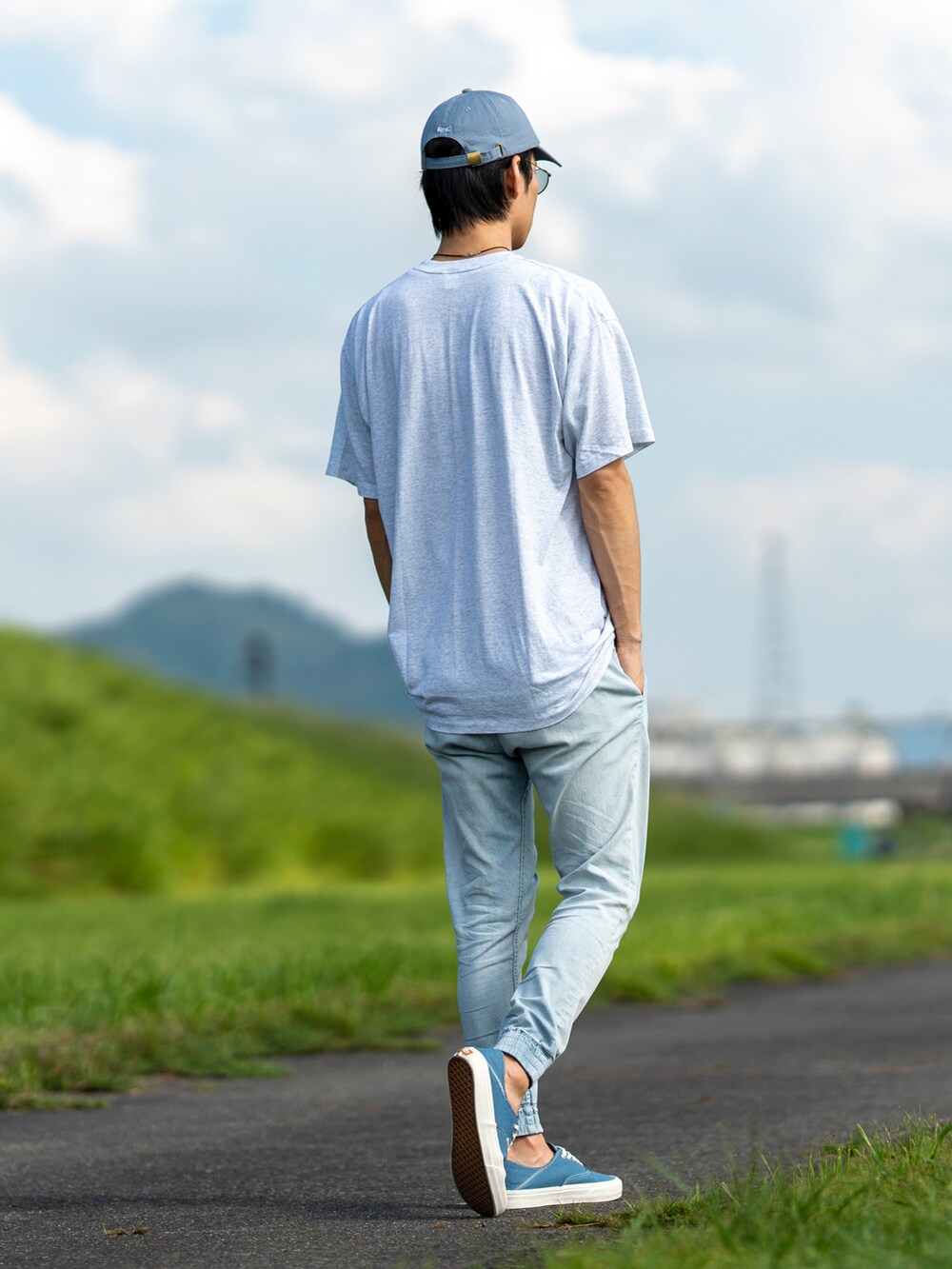 その他のTシャツ/カットソー、ブルー系のその他パンツ、ブルー系のスニーカーを着用したメンズの秋コーディネートの3枚目の写真
