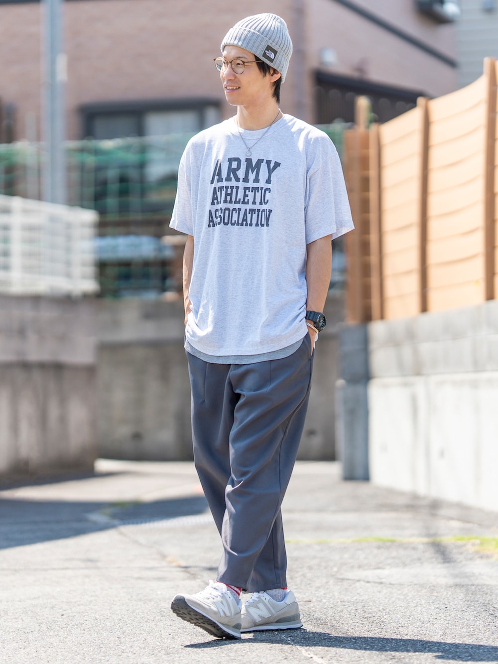 その他のTシャツ/カットソー、グレー系のタンクトップ、グレー系のパンツを着用したメンズの秋コーディネートの2枚目の写真