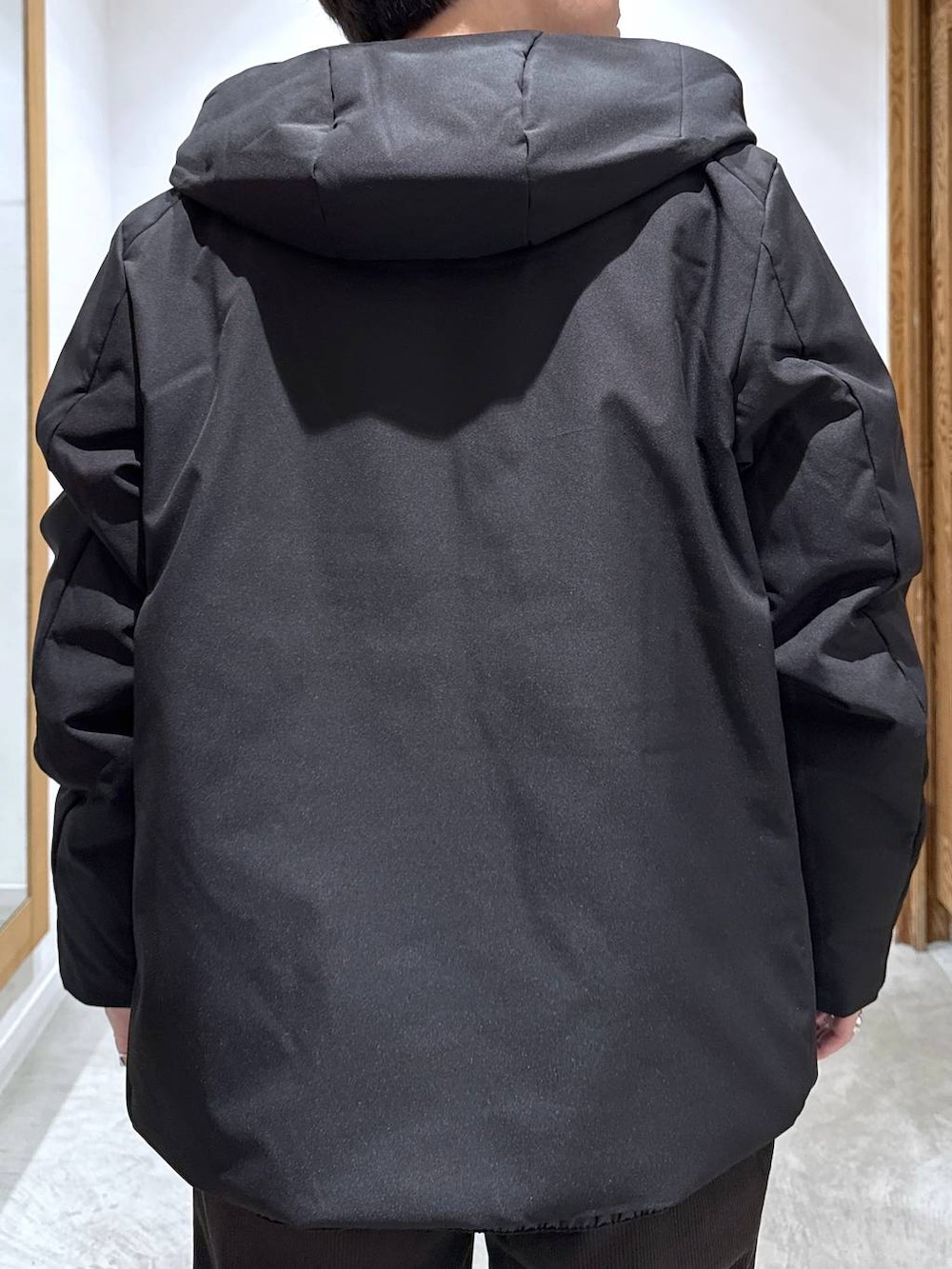 ブラック系のブルゾン、ブラック系のその他シューズ、ブラウン系のその他パンツを着用したメンズの秋コーディネートの5枚目の写真