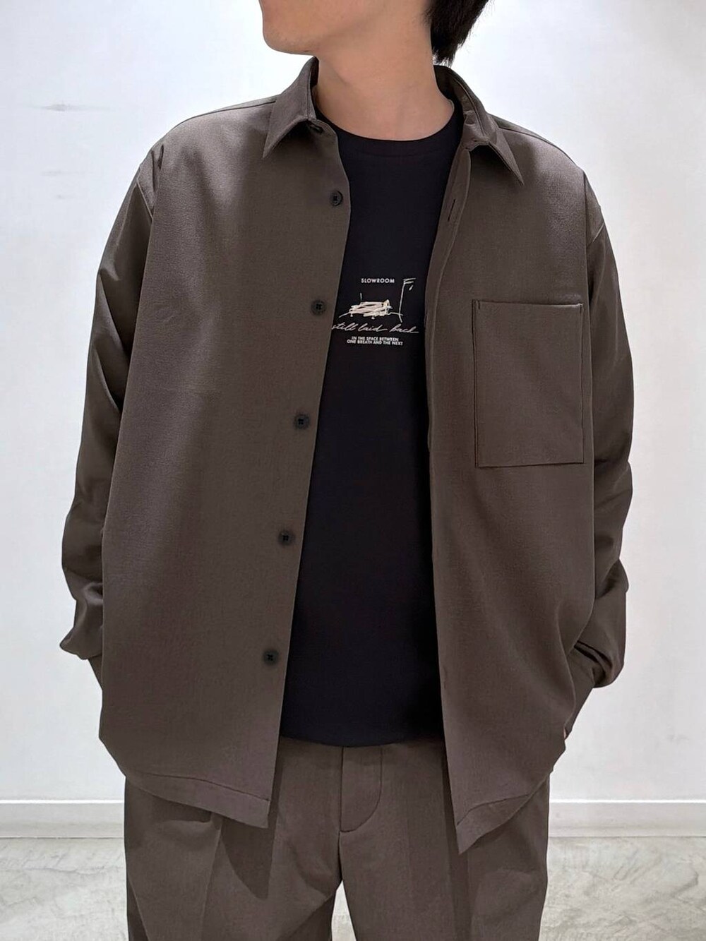 ブラウン系のその他パンツ、グレー系のスウェット、ブラウン系のシャツ/ブラウスを着用したメンズの冬コーディネートの4枚目の写真