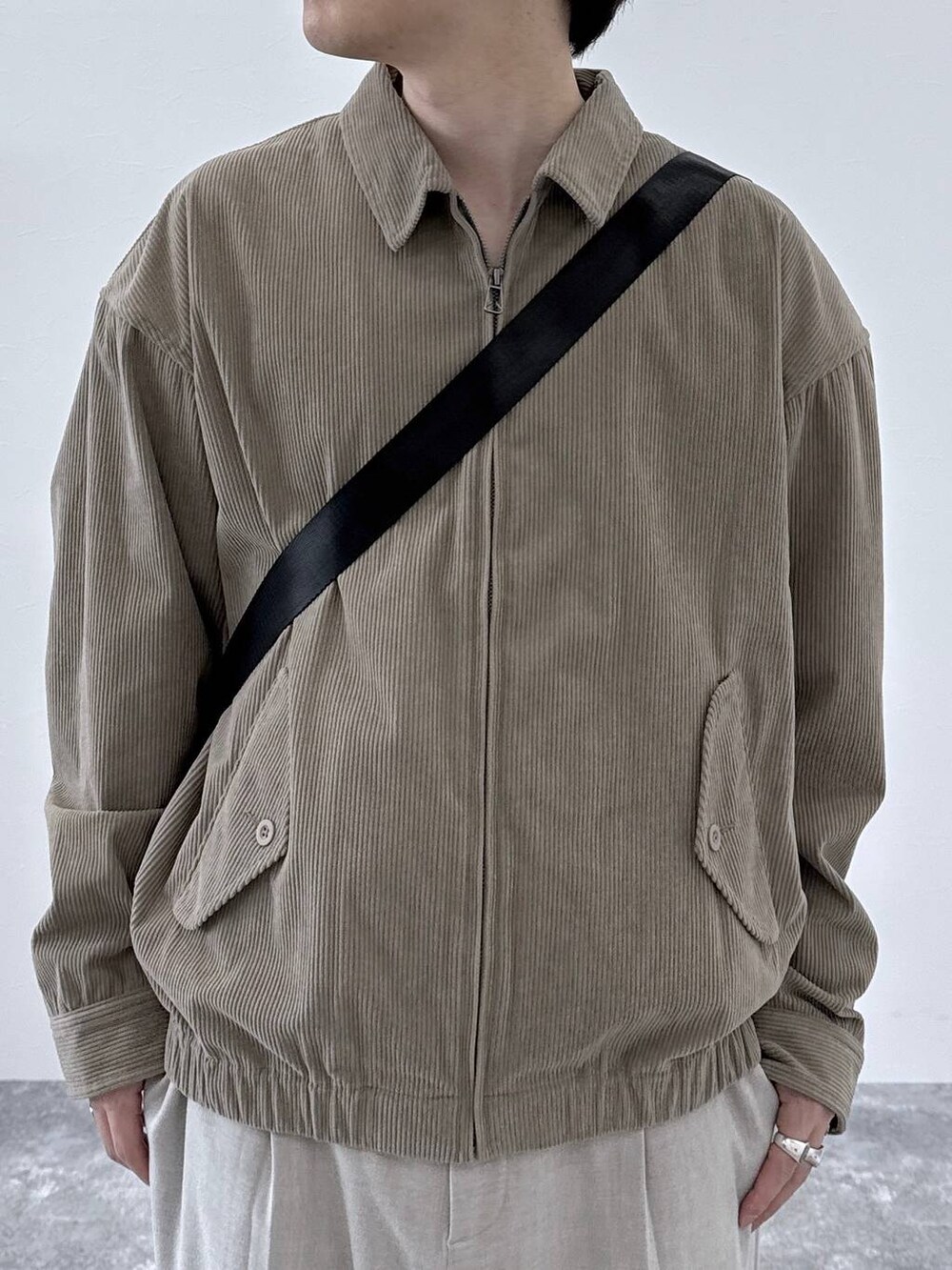 ブラック系のその他シューズ、ベージュ系のその他パンツ、ベージュ系のブルゾンを着用したメンズの秋コーディネートの4枚目の写真