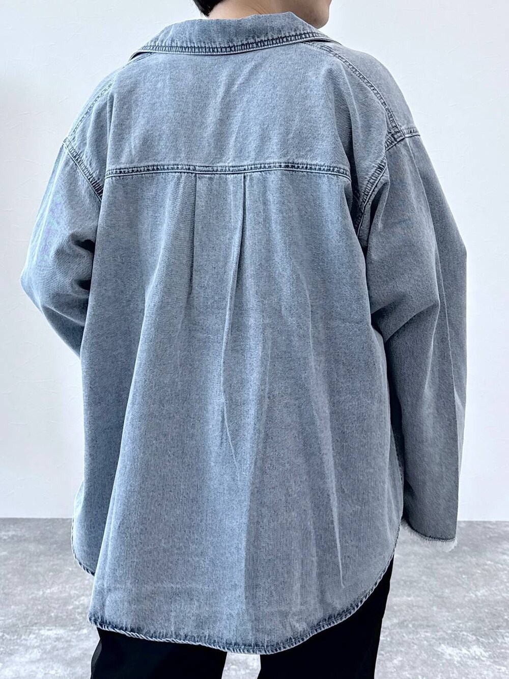 ブラック系のその他パンツ、ブラック系のその他シューズ、ブルー系のTシャツ/カットソーを着用したメンズの夏コーディネートの5枚目の写真