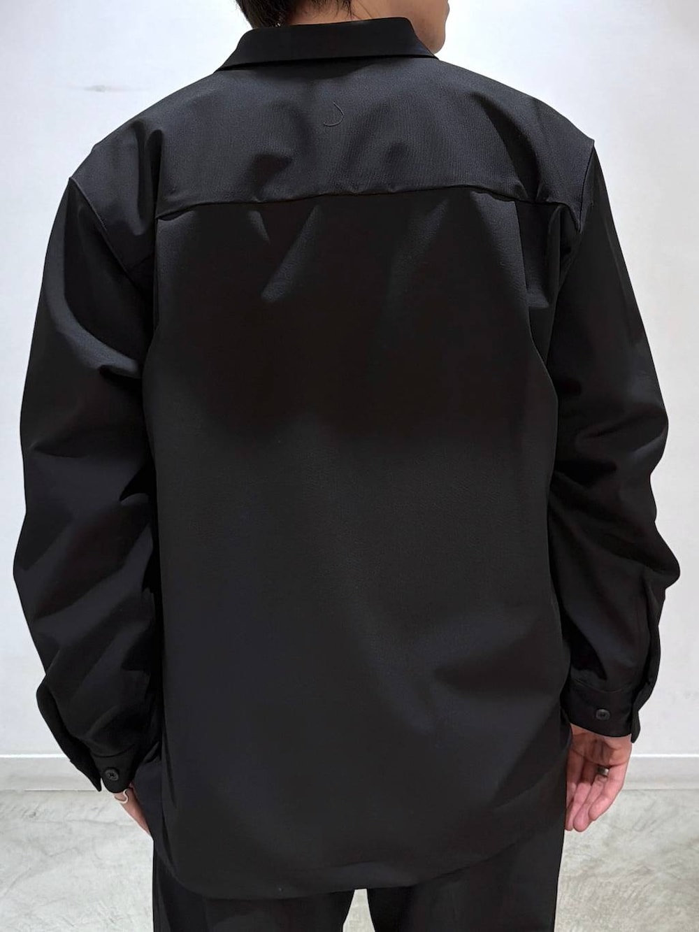 ブラック系のスウェット、ブラック系のその他パンツ、ブラック系のシャツ/ブラウスを着用したメンズの冬コーディネートの5枚目の写真