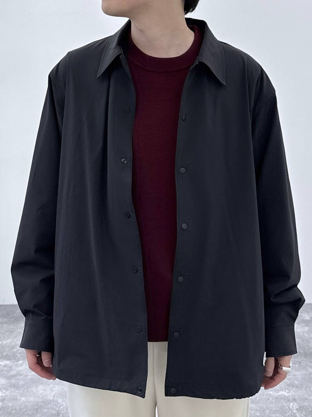 レッド系のニット/セーター、ブラック系のその他シューズ、ブラック系のシャツ/ブラウスを着用したメンズの秋コーディネートの4枚目の写真