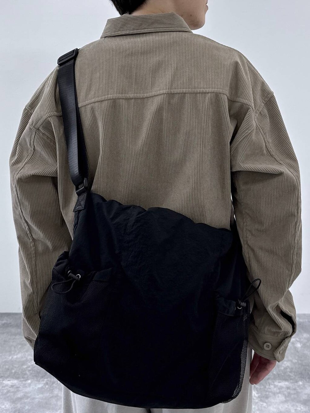 ブラック系のその他シューズ、ベージュ系のその他パンツ、ベージュ系のブルゾンを着用したメンズの秋コーディネートの5枚目の写真