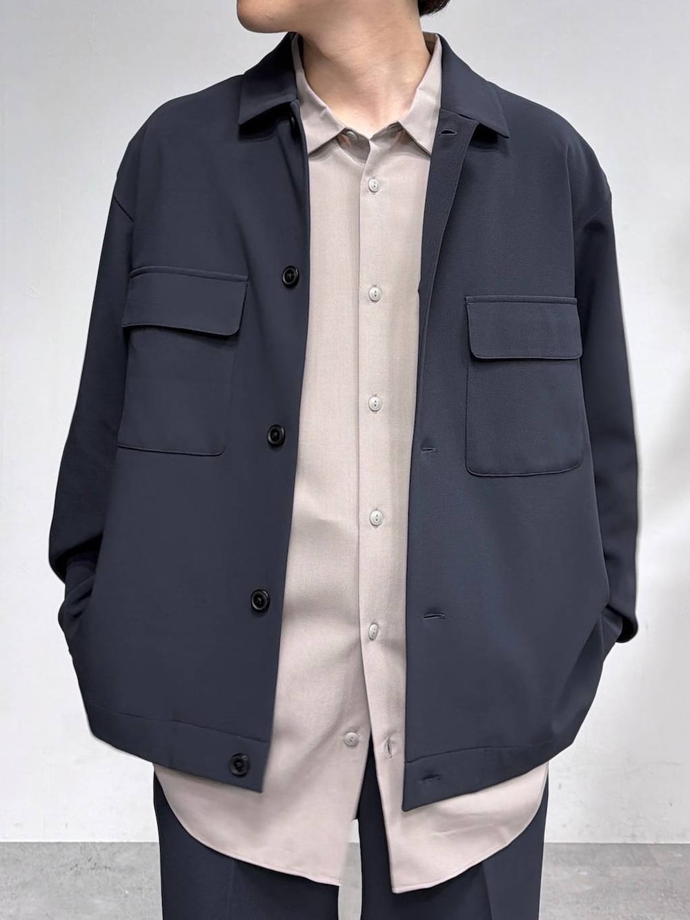 ブルー系のスラックス、ブラウン系のシャツ/ブラウス、ブルー系のシャツ/ブラウスを着用したメンズの春コーディネートの4枚目の写真