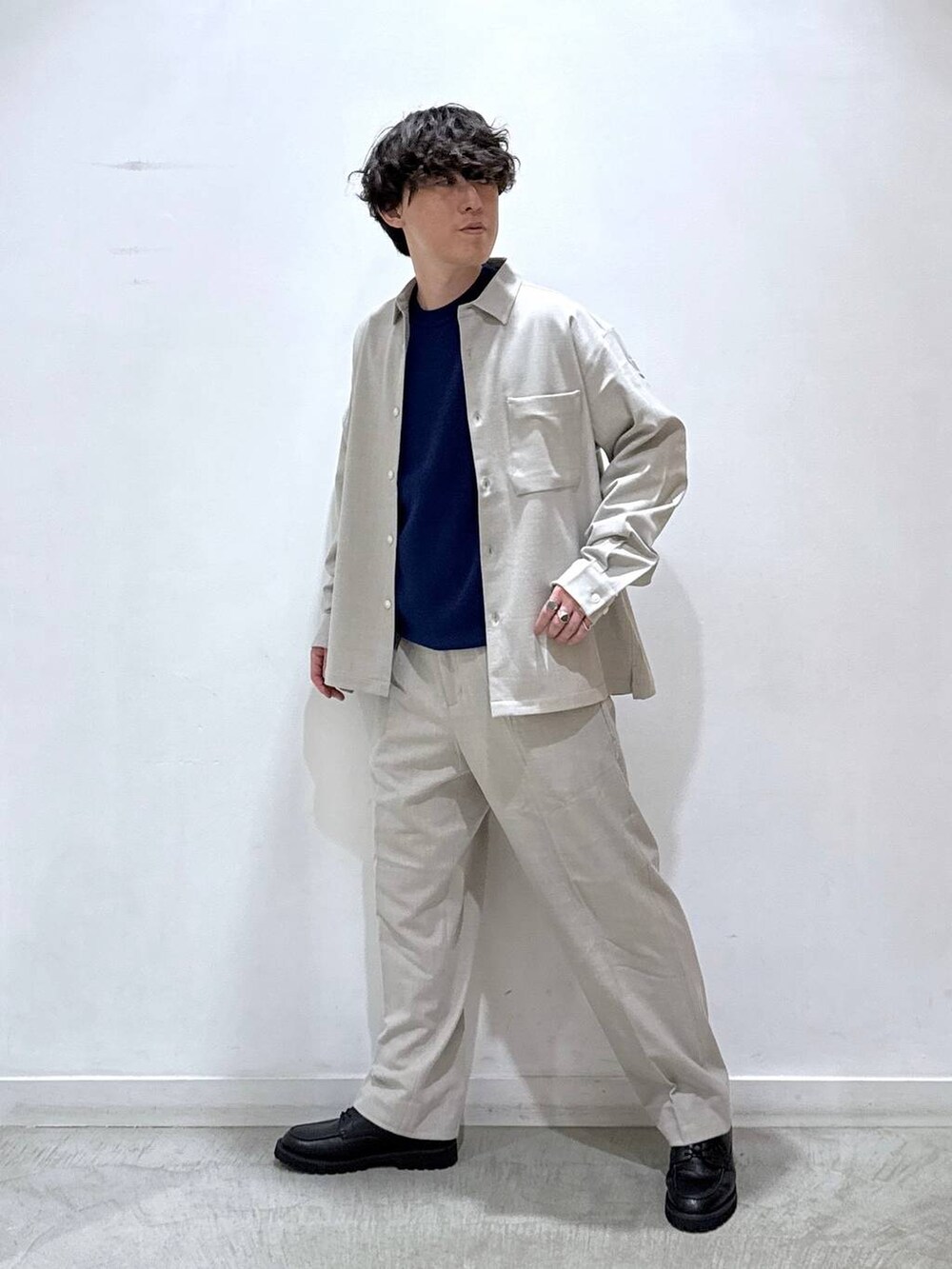 ブラック系のその他シューズ、ベージュ系のその他パンツ、ベージュ系のシャツ/ブラウスを着用したメンズの秋コーディネートの2枚目の写真