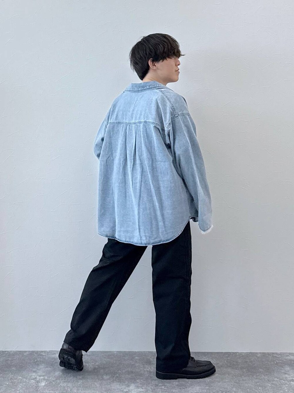 ブラック系のその他パンツ、ブラック系のその他シューズ、ブルー系のTシャツ/カットソーを着用したメンズの夏コーディネートの3枚目の写真