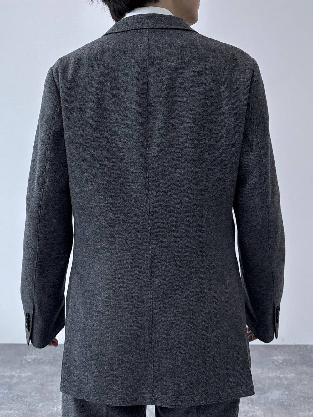 ブラック系のその他シューズ、グレー系のテーラードジャケット、グレー系のスラックスを着用したメンズの秋コーディネートの5枚目の写真