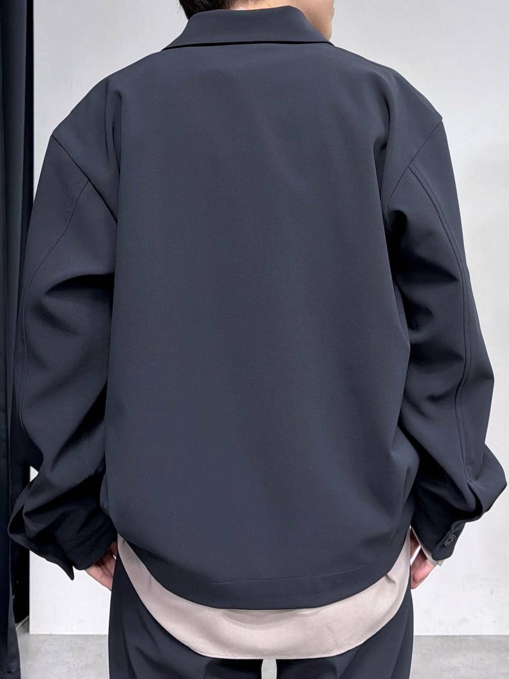 ブルー系のスラックス、ブラウン系のシャツ/ブラウス、ブルー系のシャツ/ブラウスを着用したメンズの春コーディネートの5枚目の写真